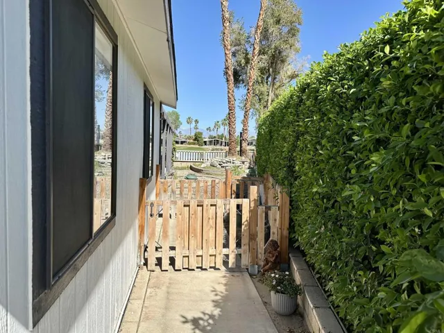 Fully fenced yard surround