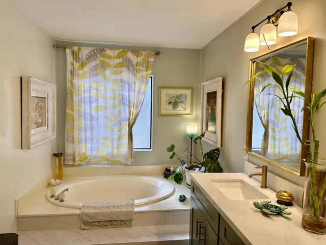 This bathroom suite also boasts a large garden bathtub.
