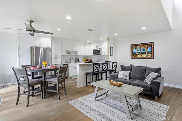 Kitchen Peninsula provides a perfect breakfast bar.