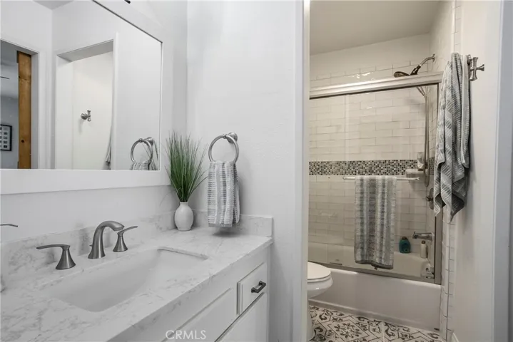 Primary Bath w/ Tub.