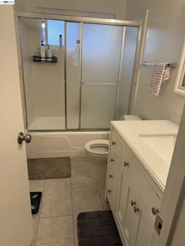 full bathroom in unit 637