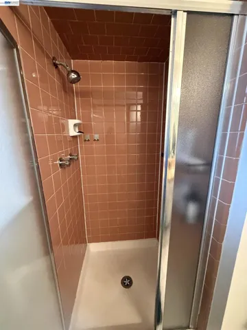 primary shower in unit 637