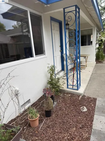 Main entry and porch to unit 637