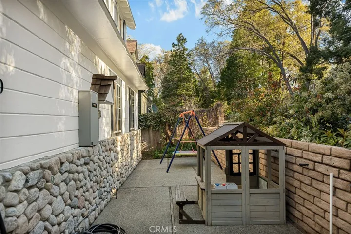 230 Hemlock Drive, Lake Arrowhead, California 92352