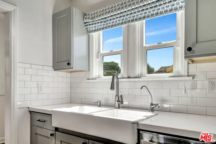 White porcelain farmhouse sink