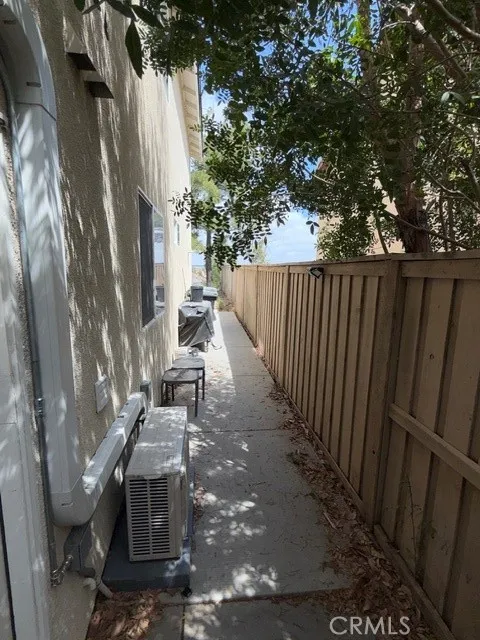 Apartment entrance and air conditioner