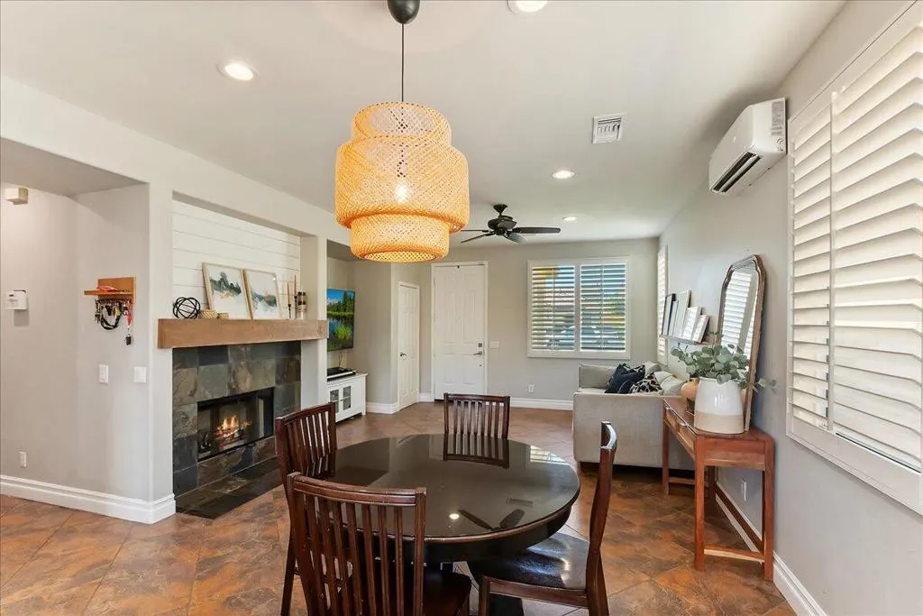 09-Dining & Living Room