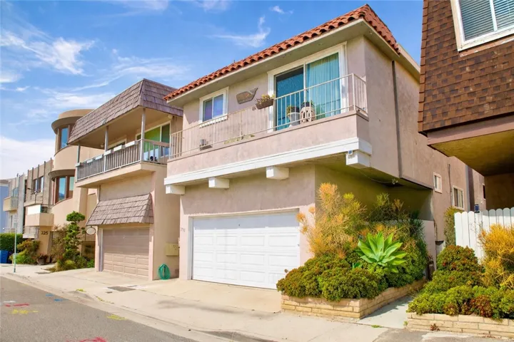 Property positioned in a prime Manhattan Beach location near downtown, the beach, and local amenities.