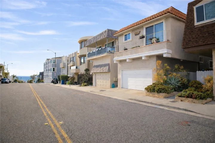 733 Manhattan Beach Blvd #B is a well-appointed 1-bedroom, 1-bath residence offering approximately 465 sq.ft. in a prime Manhattan Beach location.