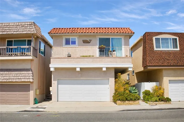 733 Manhattan Beach Blvd #B is a well-appointed 1-bedroom, 1-bath residence offering approximately 465 sq.ft. in a prime Manhattan Beach location.