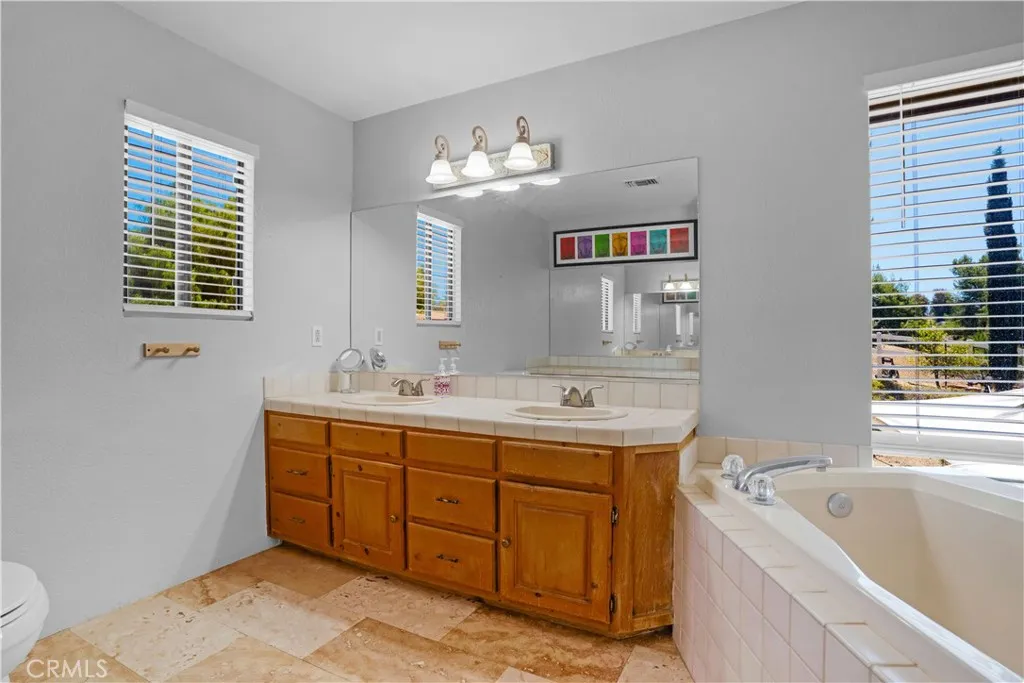 Primary bath dual sinks