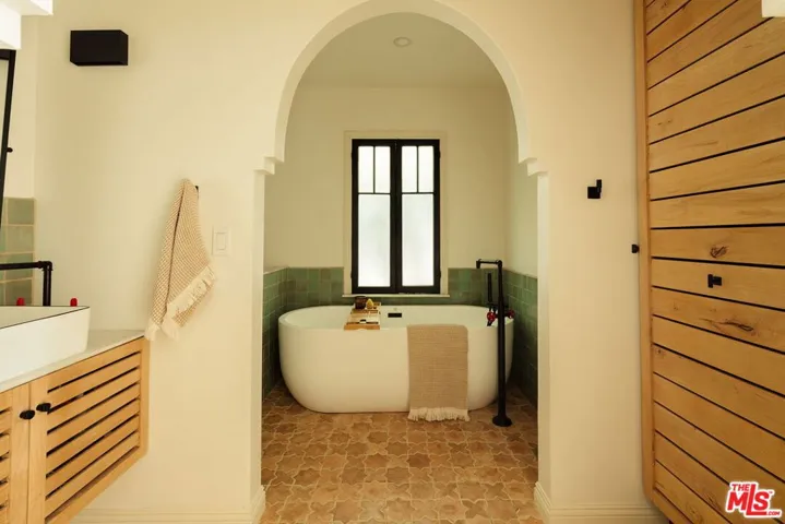 soaking tub bathroom