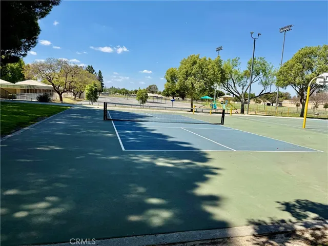 pickleball and basketball court in th epark