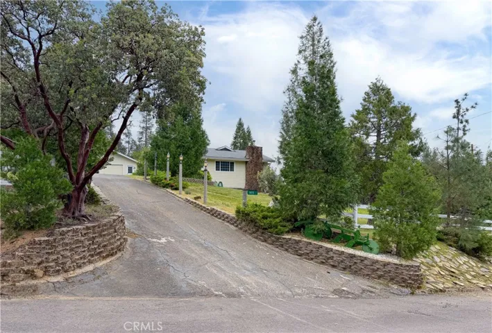 Paved Entrance in a Cul-de-Sac