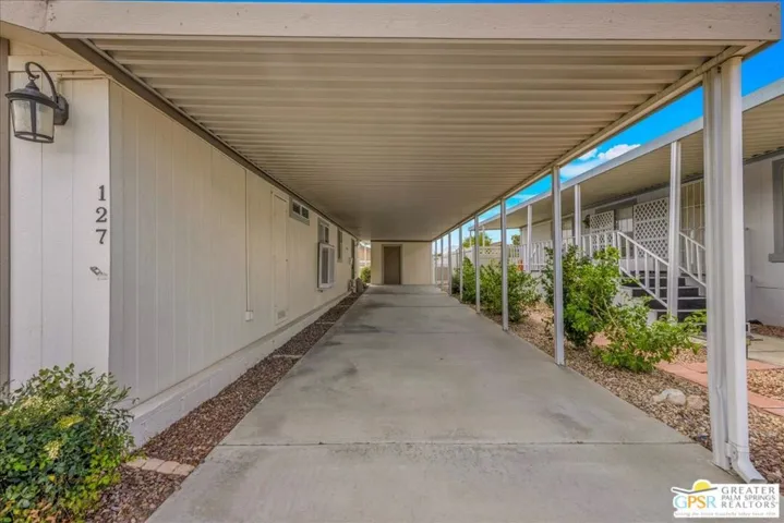Extensive tandem carport