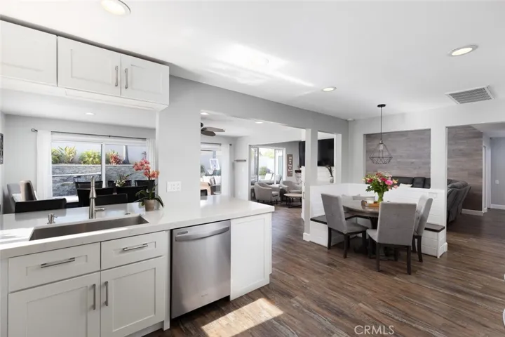Kitchen w/ Bench Seating Knook Area 2