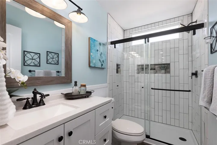 Hallway Gues Full Bathroom