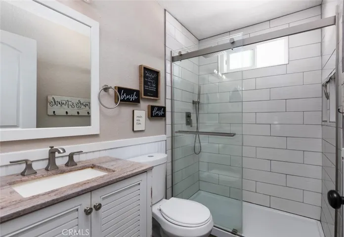 Front Area Guest Full Bath