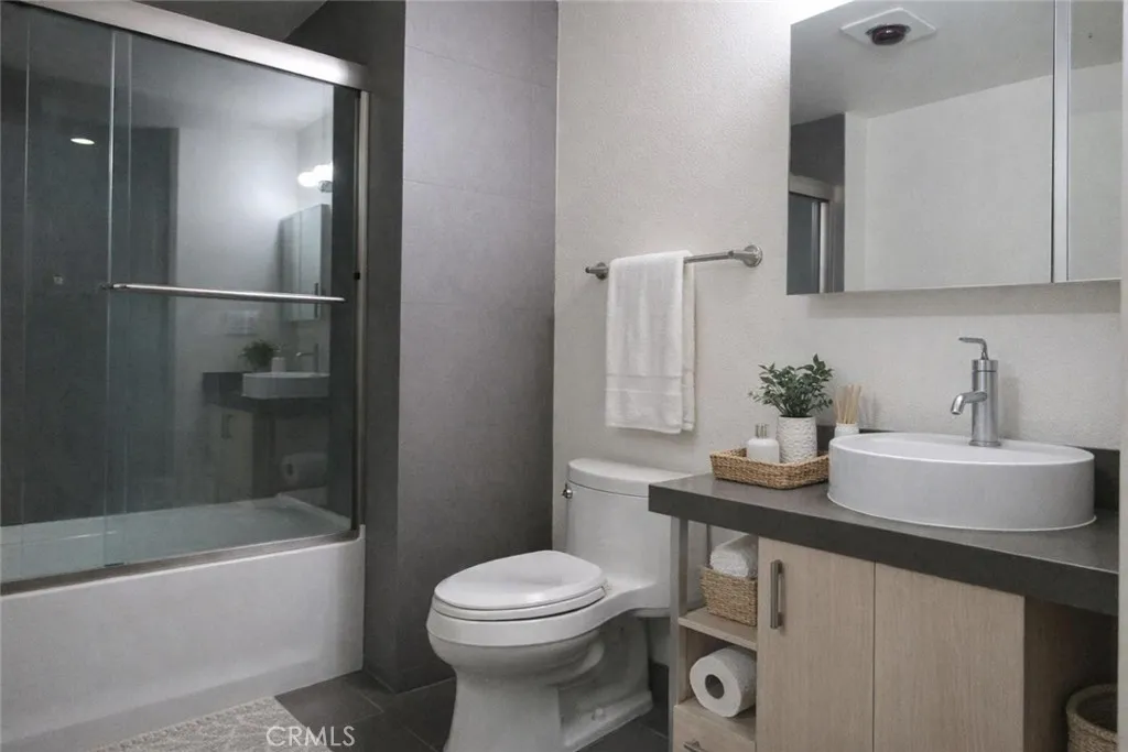 Full bath-virtually staged