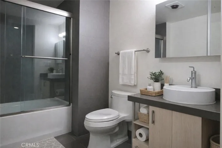 Full bath-virtually staged