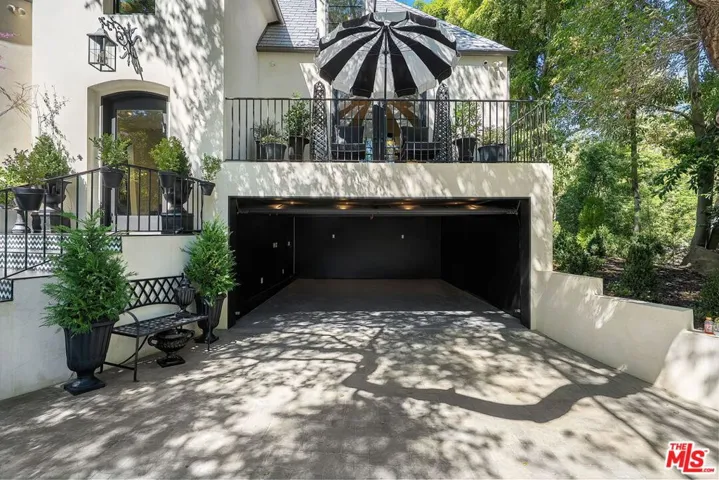 943 Moraga Drive, Los Angeles, California 90049