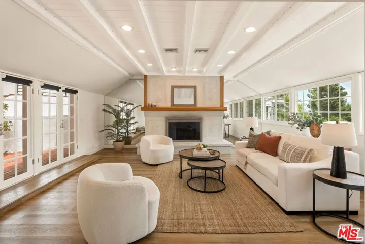 4115 Knobhill Drive, Sherman Oaks, California 91403