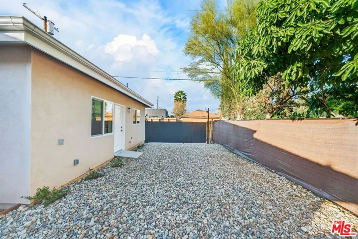 Backyard/Parking/Private Drive