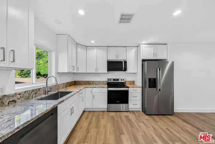 Kitchen w/Stainless Steel Appl