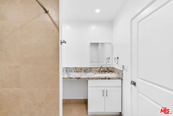 Bathroom 2 w/Tub and Shower