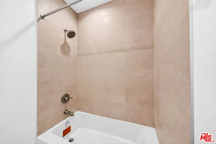 Bathroom 2 with Tub/Shower Com