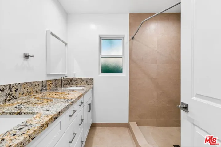 Bathroom 1 w/Double Sink Large