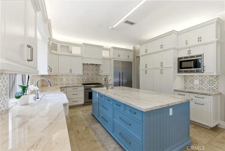 Gourmet kitchen with Taj Mahal quartzite counters and large island