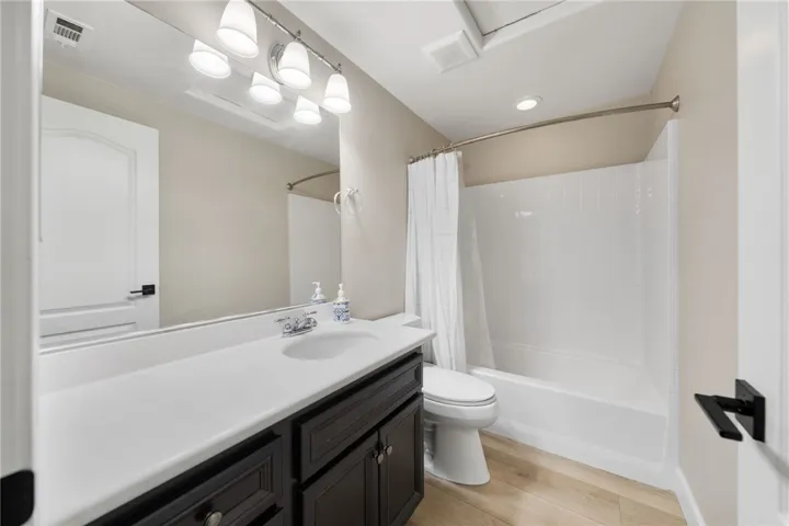 Secondary bath on the 2nd floor (bath 3)