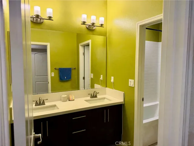 Upstairs Full Bathroom