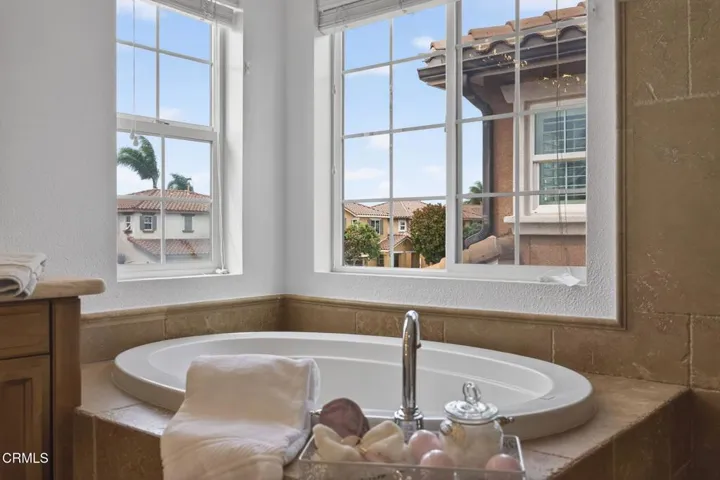 22-web-or-mls-Upmarketmedia_740Fre-066