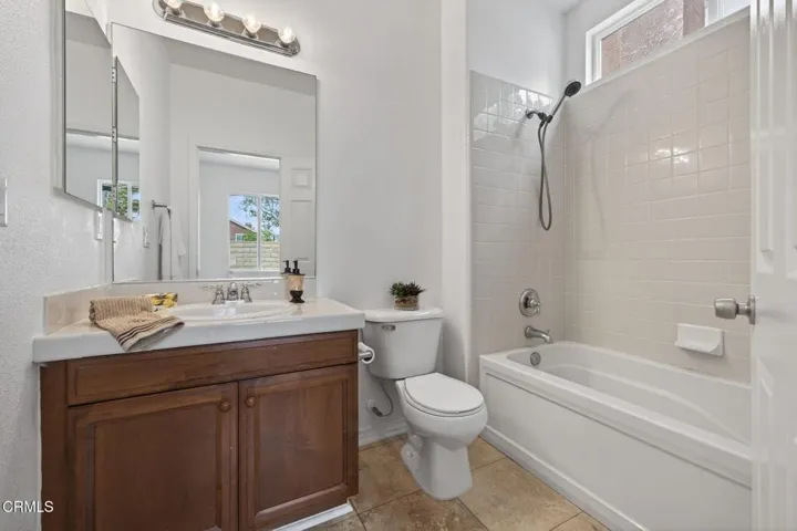 33-web-or-mls-Upmarketmedia_740Fre-097