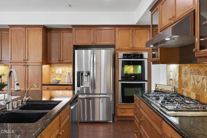 16-web-or-mls-Upmarketmedia_740Fre-047