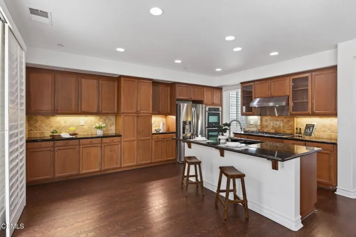13-web-or-mls-Upmarketmedia_740Fre-037