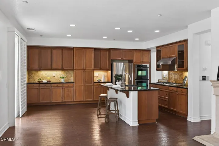 12-web-or-mls-Upmarketmedia_740Fre-034