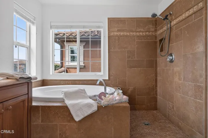 23-web-or-mls-Upmarketmedia_740Fre-068