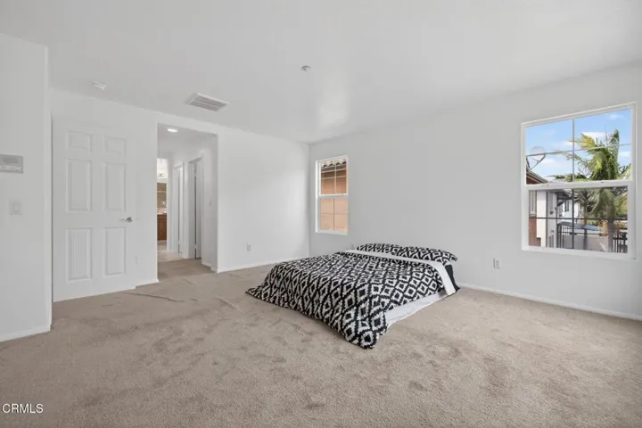 20-web-or-mls-Upmarketmedia_740Fre-058