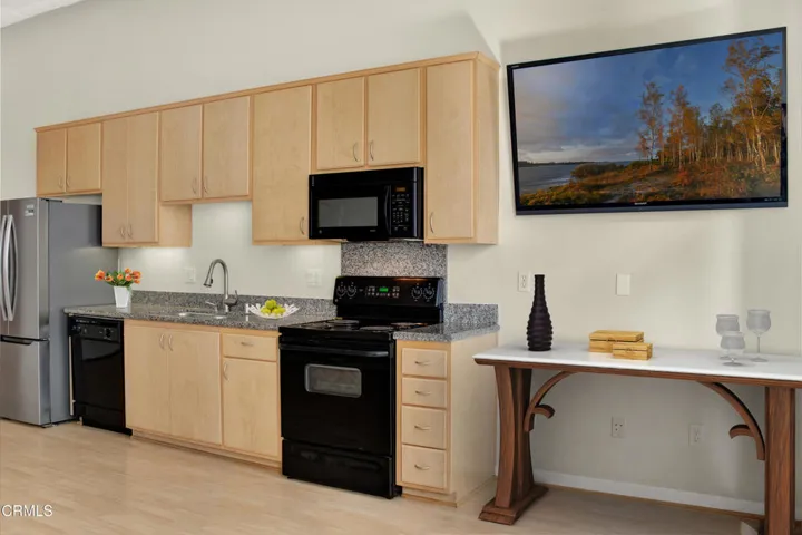 Kitchen/Dining with Virtual