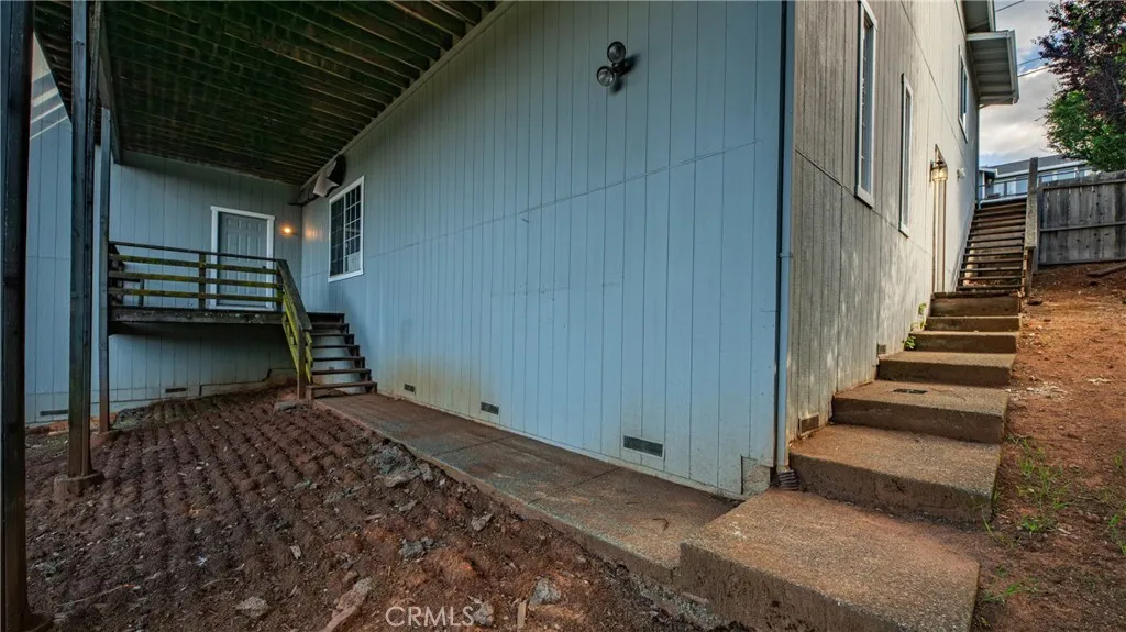 Separate access to downstairs - 2 ways.