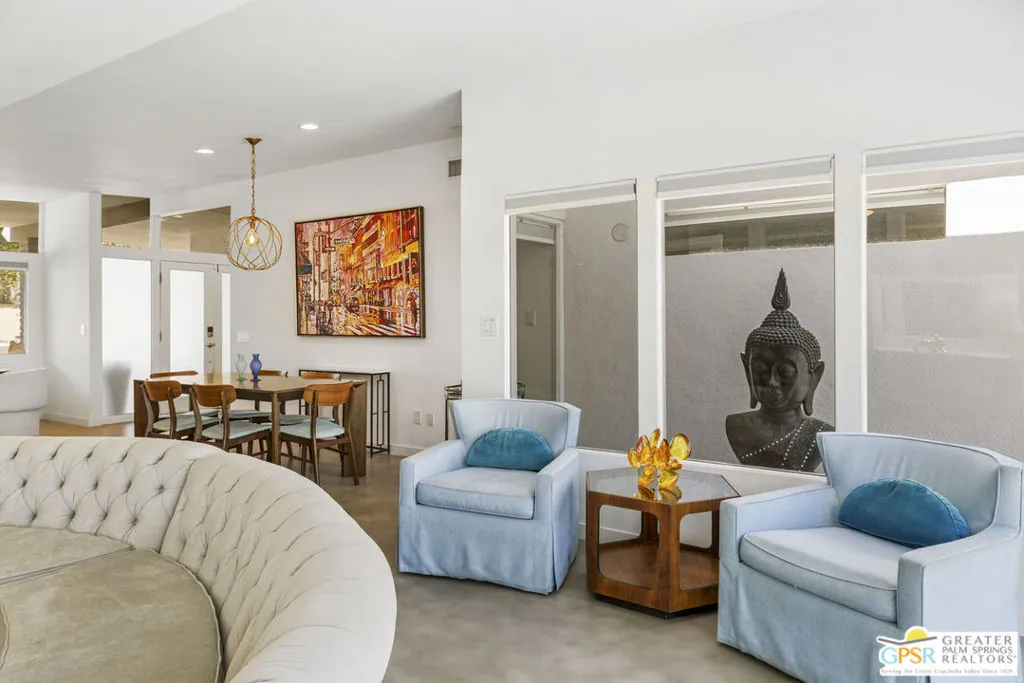 Additional livingroom seating