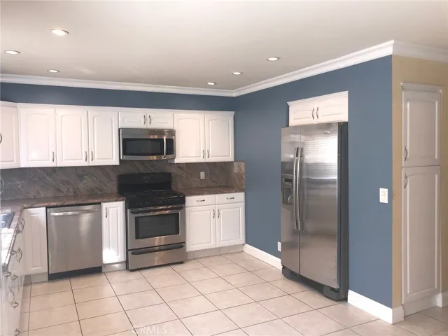 17807 Devonshire Street 4, Northridge, California 91325