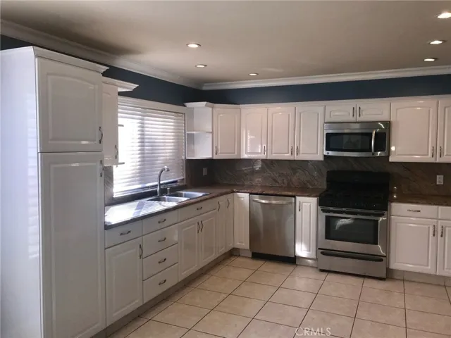 17807 Devonshire Street 4, Northridge, California 91325
