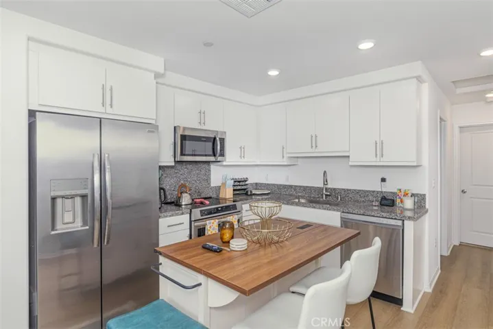 Fully equipped kitchen with granite countertops and stainless steel appliances.
