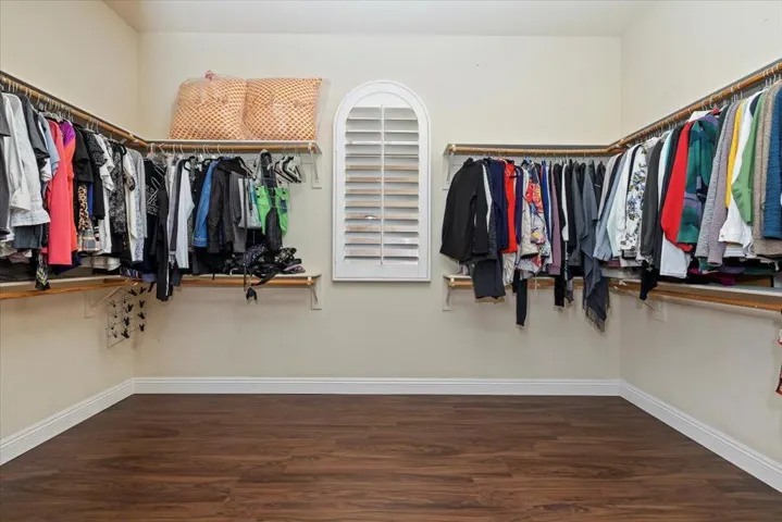 47-Walk In Closet