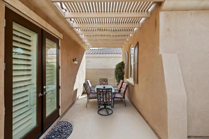 18-Front Courtyard