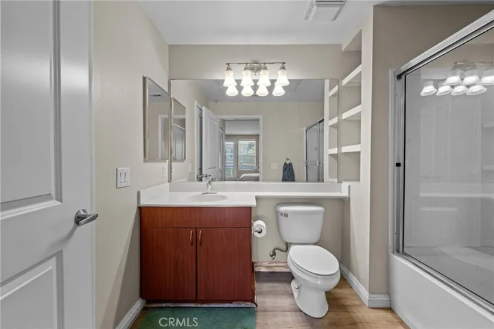 Another view of the bathroom.